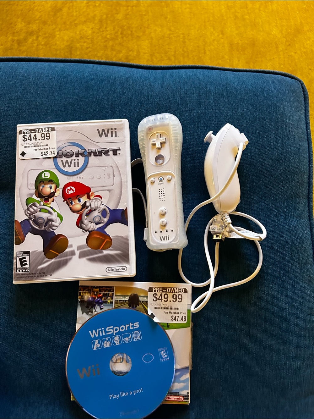 Nintendo Wii White Console Controllers and Game Discs Set Mario Kart Wii Sports